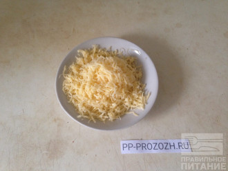 Шаг 3: Твердый сыр натрите на терке мелкой стружкой.