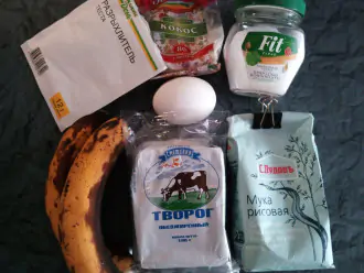 Шаг 1: Подготовьте необходимые продукты: творог, кокосовую стружку, спелые бананы, яйца, рисовую муку, разрыхлитель и любимый сахарозаменитель.