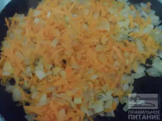 Шаг 6: На сковороде слегка обжарьте лук и морковь. 