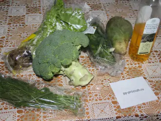 Шаг 1: Подготовьте овощи для салата: помойте брокколи, укроп, любую зелень, помойте и почистите редьку, салатный лист.