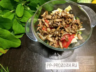 Шаг 5: Болгарский перец нарежьте соломкой и добавьте в тарелку. Обжаренные грибы остудите и добавьте к остальным ингредиентам.