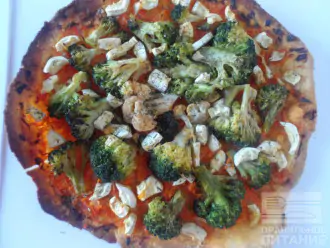 Шаг 9: Готовую пиццу остудите и нарежьте на порции.