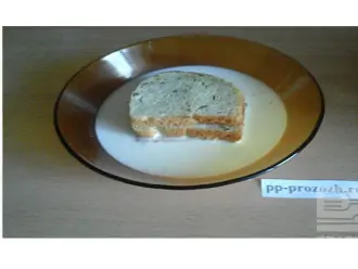 Шаг 4: Налейте молоко в глубокую тарелку. Хлеб нарежьте на кусочки, толщиной не менее 2 см. Если вы приобрели хлеб в тонкой нарезке - возьмите по 2 кусочка (на один кармашек), намочите их с двух сторон в молоке и слегка отожмите. 