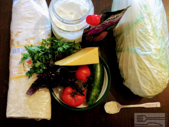 Шаг 1: Для приготовления шаурмы Вам понадобится: лаваш, сметана, зелень, горчица в зернах, сыр, пекинская капуста, огурец, помидор, кунжут, базилик, укроп, соль.