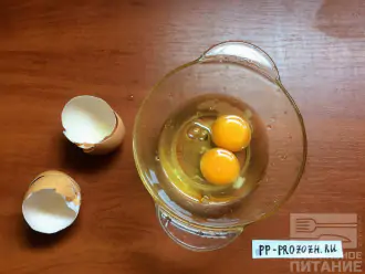 Шаг 2: В глубокую тарелку вбейте два яйца.