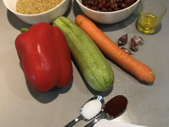 Шаг 1: Подготовьте необходимые ингредиенты: булгур, фасоль, болгарский перец, кабачок, морковь, чеснок, оливковое масло, паприку, соль.
