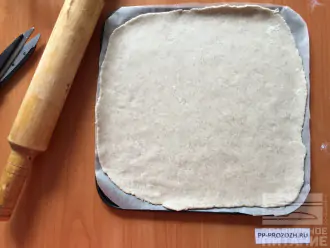 Шаг 3: Из полученного теста раскатайте основу для пиццы. Толщиной не менее 0,7 см. 