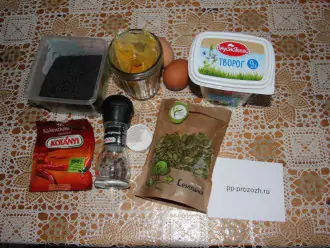 Шаг 1: Подготовьте ингредиенты: творог, яйца, специи, тыквенные семечки.
