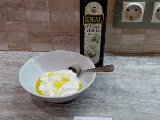 Шаг 4: Добавьте к йогурту с лимонным соком оливковое масло.