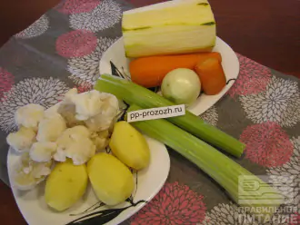 Шаг 1: Подготовьте ингредиенты. Очистите морковь, картофель. Если кабачок молодой, можно использовать его с кожурой. Если не очень молодой, то лучше почистить.