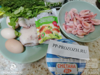 Шаг 1: Подготовьте необходимые ингредиенты. Яйца, креветки и кальмара заранее сварите.