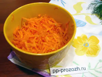 Шаг 2: Натрите морковь на крупной терке. 