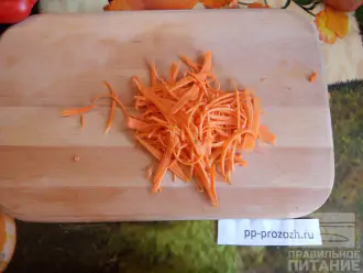 Шаг 2: Морковь натрите на корейской терке.
