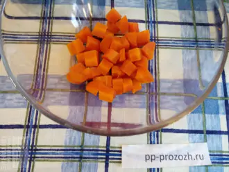 Шаг 2: Морковь очистите и нарежьте кубиком.