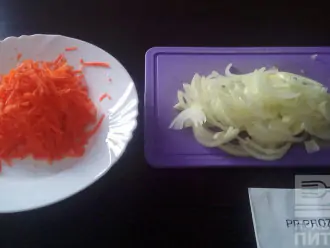 Шаг 2: Порежьте лук полукольцами, морковь потрите на крупной терке.
