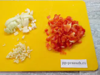 Шаг 4: Нарежьте лук, чеснок и болгарский перец.