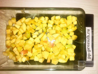 Шаг 7: Нарежьте яблоки кубиками, и выложите в смазанную кокосовым маслом форму.