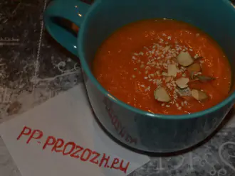 Шаг 6: Подавайте тыквенный суп-пюре теплым с нежирной сметаной. Можно украсить орехами, тыквенными или кунжутными семечками.