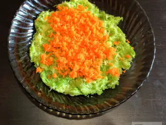 Шаг 3: Морковь и лук очистите и потрите на мелкой терке. Добавьте в тарелку к тертому кабачку.