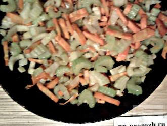 Шаг 3: Переложите овощи в сковороду и обжарьте на оливковом масле.