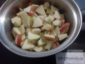 Шаг 2: Сначала помойте яблоки, удалите семенные коробки и нарежьте дольками. Опустите яблоки в кастрюлю с толстым дном и поставьте на небольшой огонь. Томите под крышкой с добавлением небольшого количества воды примерно 7 минут и в конце добавьте сахарозаменитель по вкусу.