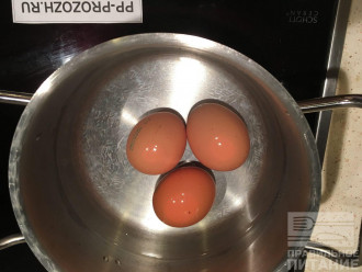 Шаг 2: Отварите яйца.
