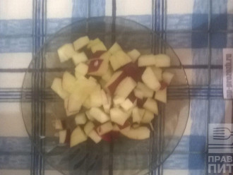 Шаг 3: Яблоки нарежьте кубиком.