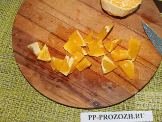 Шаг 2: Апельсин очистите от кожуры и нарежьте крупно.