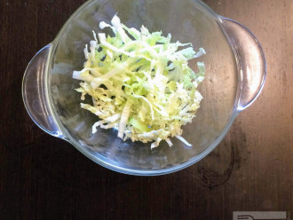 Шаг 2: Пекинскую капусту мелко порежьте и выложите в глубокую тарелку.