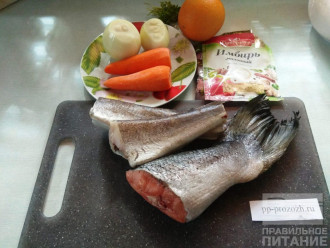 Шаг 1: Подготовьте ингредиенты: два вида рыбы, лук, морковь, специи, немного оливкового масла.