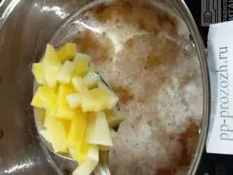 Шаг 7: К чечевице добавьте картофель и варите до полной готовности. На этом этапе можно добавить соль по вкусу.
