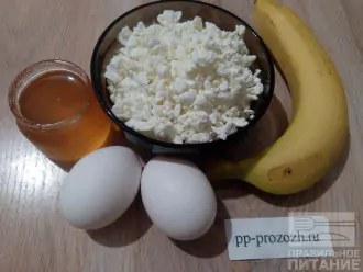Шаг 1: Подготовьте продукты для суфле: творог, яйца, мёд и банан.