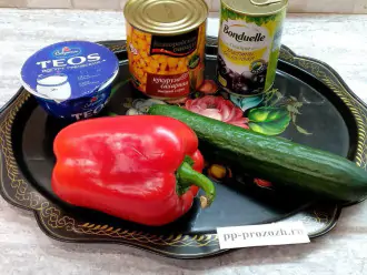 Шаг 1: Подготовьте ингредиенты для салата: маслины, кукурузу, свежий огурец, красный перец, зелень и греческий йогурт.