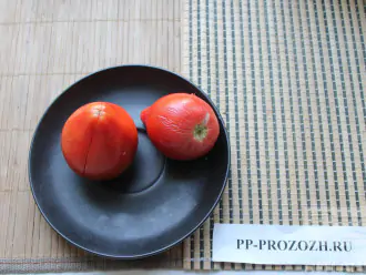 Шаг 2: У томатов сделайте надрезы и опустите их в кипяток на 5 секунд.
