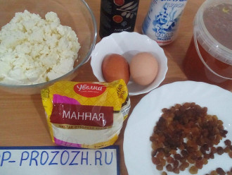 Шаг 1: Подготовьте ингредиенты: творог нежирный, мед, яйцо, изюм, крупа манная, соль, оливковое масло, банан. 
