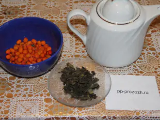 Шаг 1: Подготовьте ингредиенты: травы для чая, промойте ягоды.