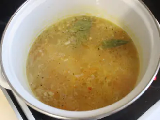 Шаг 12: Когда вермишель сварится - выключите плиту, добавьте в суп соль и лавровый лист. Закройте крышкой и дайте настояться минут 15-20.