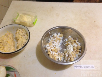 Шаг 3: Порежьте грибы не крупно, натрите на терке белки. Соедините в отдельной посуде, разделите на две равные части.