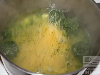 Шаг 3: Когда вода закипит, добавьте макароны, растительное масло и варите 8-11 минут, помешивая.