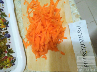 Шаг 5: Почистите морковь и натрите на терке.