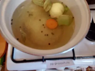 Шаг 2: В кастрюлю с водой положите луковицу, морковь, овощи, которые у вас есть, петрушку, лавровый лист, перец горошком. Варите 20-40 минут овощной бульон.