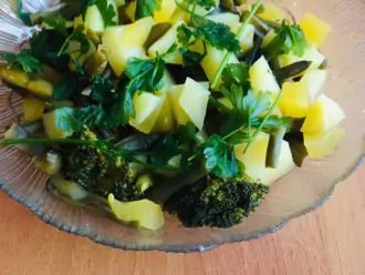 Шаг 5: Готовые овощи переложите в отдельную тарелку, украсьте зеленью.