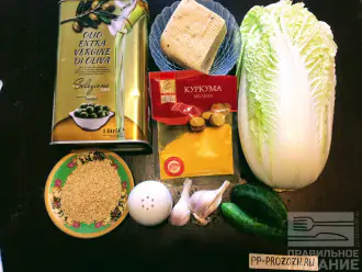 Шаг 1: Для приготовления салата возьмите: пекинскую капусту, сыр Тофу, свежий огурец, чеснок, кунжут белый, оливковое масло, соль, куркуму.