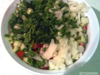 Шаг 5: Смешайте все измельченные овощи в салатнице. Добавьте лимонный сок.