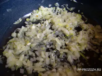 Шаг 2: Покрошите мелко лук. Налейте в сковороду 1-2 столовых ложки оливкового масла и потомите лук пару минут до мягкости.