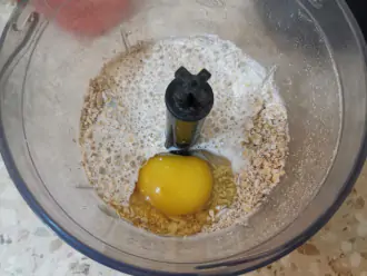 Шаг 3: Добавьте яйцо и молоко, взбейте.