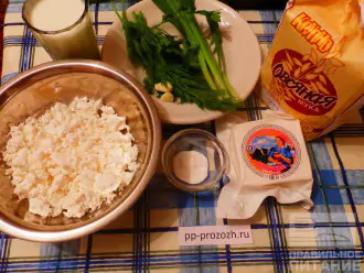 Шаг 1: Подготовьте ингредиенты: муку овсяную, кефир, соду, творог, брынзу, зелень.