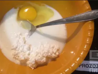 Шаг 3: Влейте  в миску кефир, вбейте яйцо, добавьте творог и все хорошо перемешайте и взбейте венчиком.