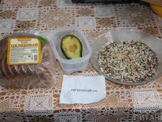 Шаг 1: Подготовьте ингредиенты: авокадо, кунжут, цельнозерновой хлеб, чеснок.