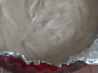 Шаг 6: Вытащите корж торта и сверху на него влейте готовый заварной крем из зеленой гречки. Уберите форму обратно в морозилку на 2,5 часа.